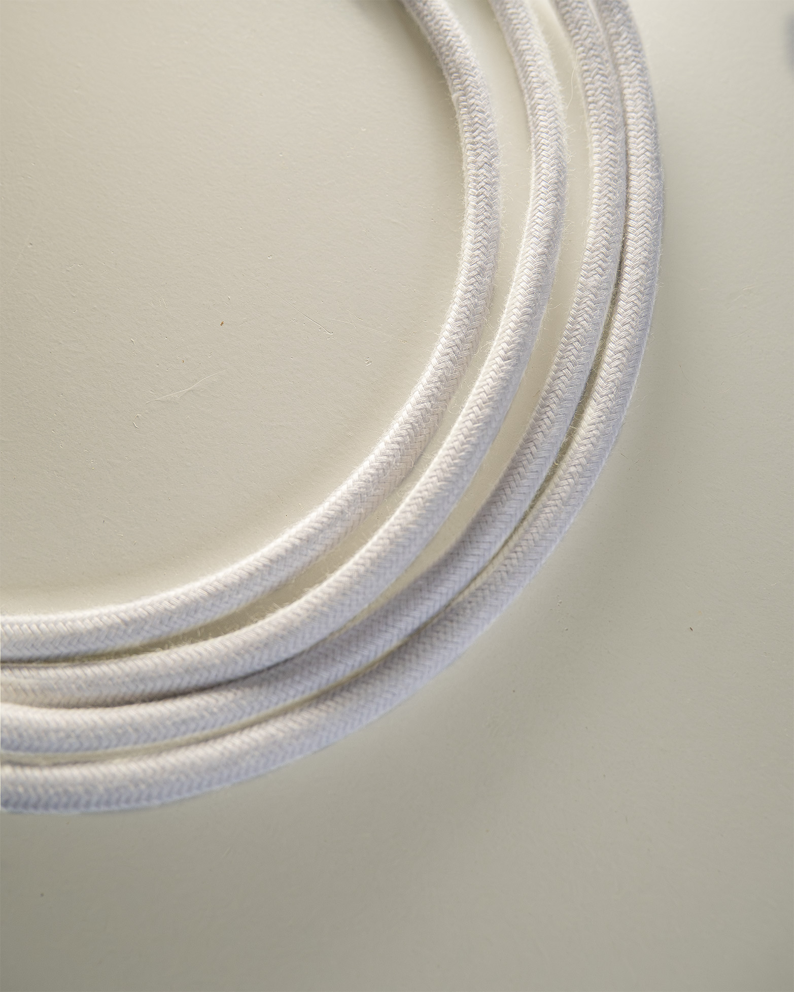 Câble électrique textile coton blanc monté sur luminaire en bois