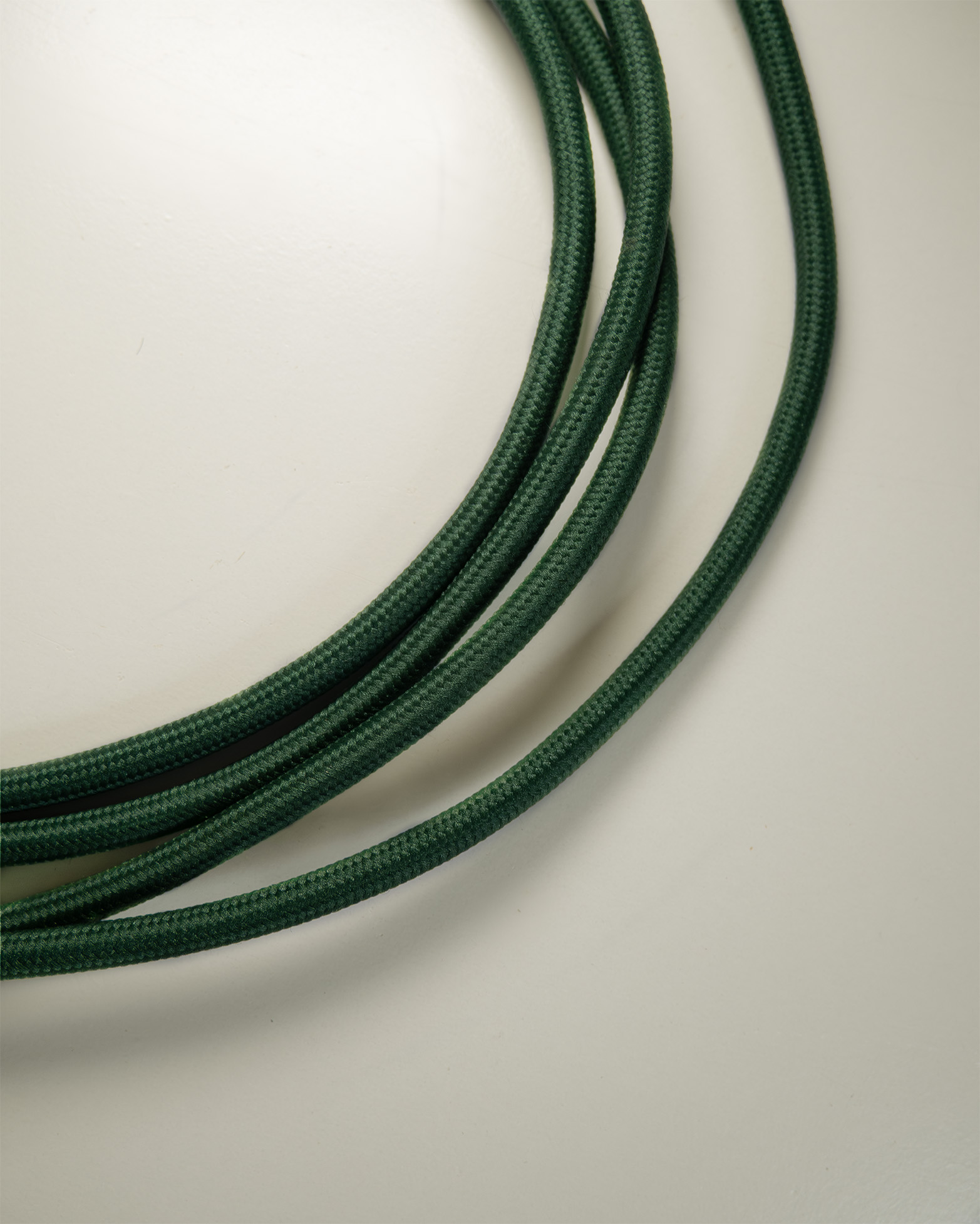 Câble électrique textile vert forêt monté sur luminaire en bois
