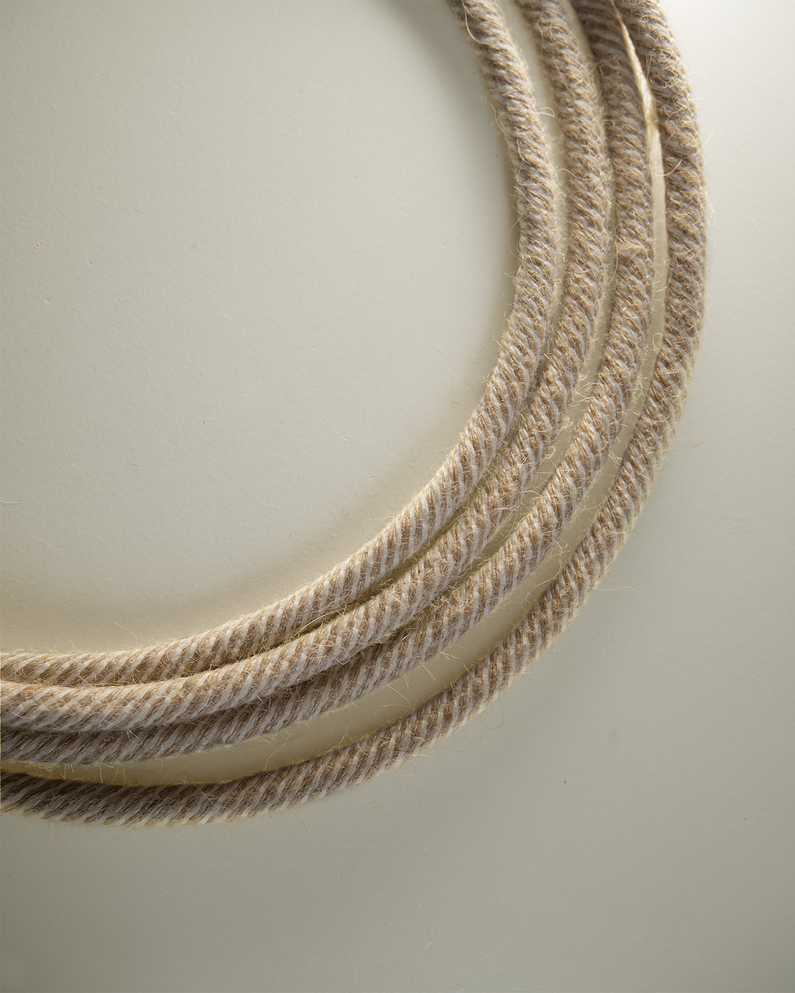 Câble électrique textile vertigo jute naturelle & coton blanc monté sur luminaire en bois