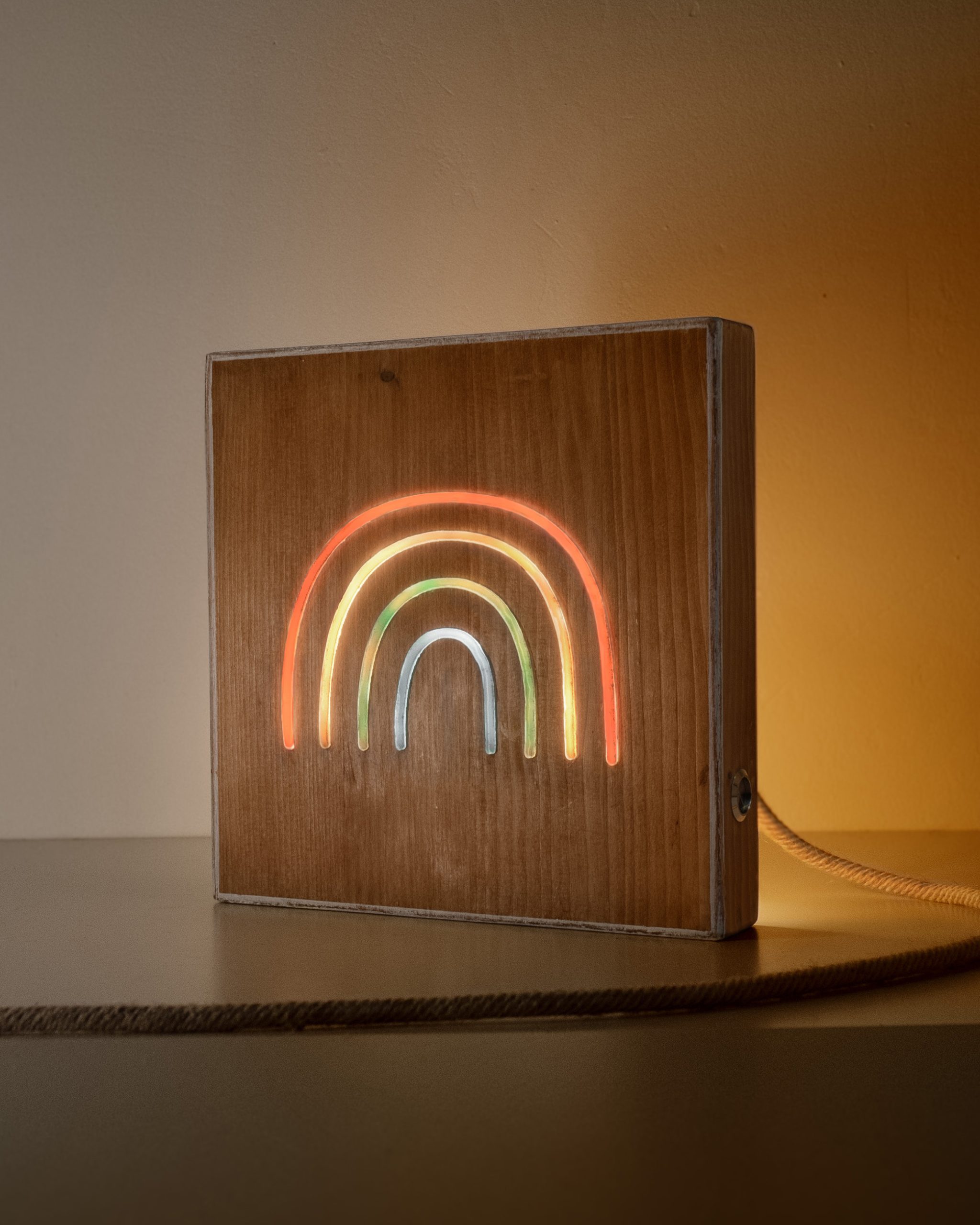 Néon sur bois en pin massif recyclé avec une illustration lumineuse arc-en-ciel