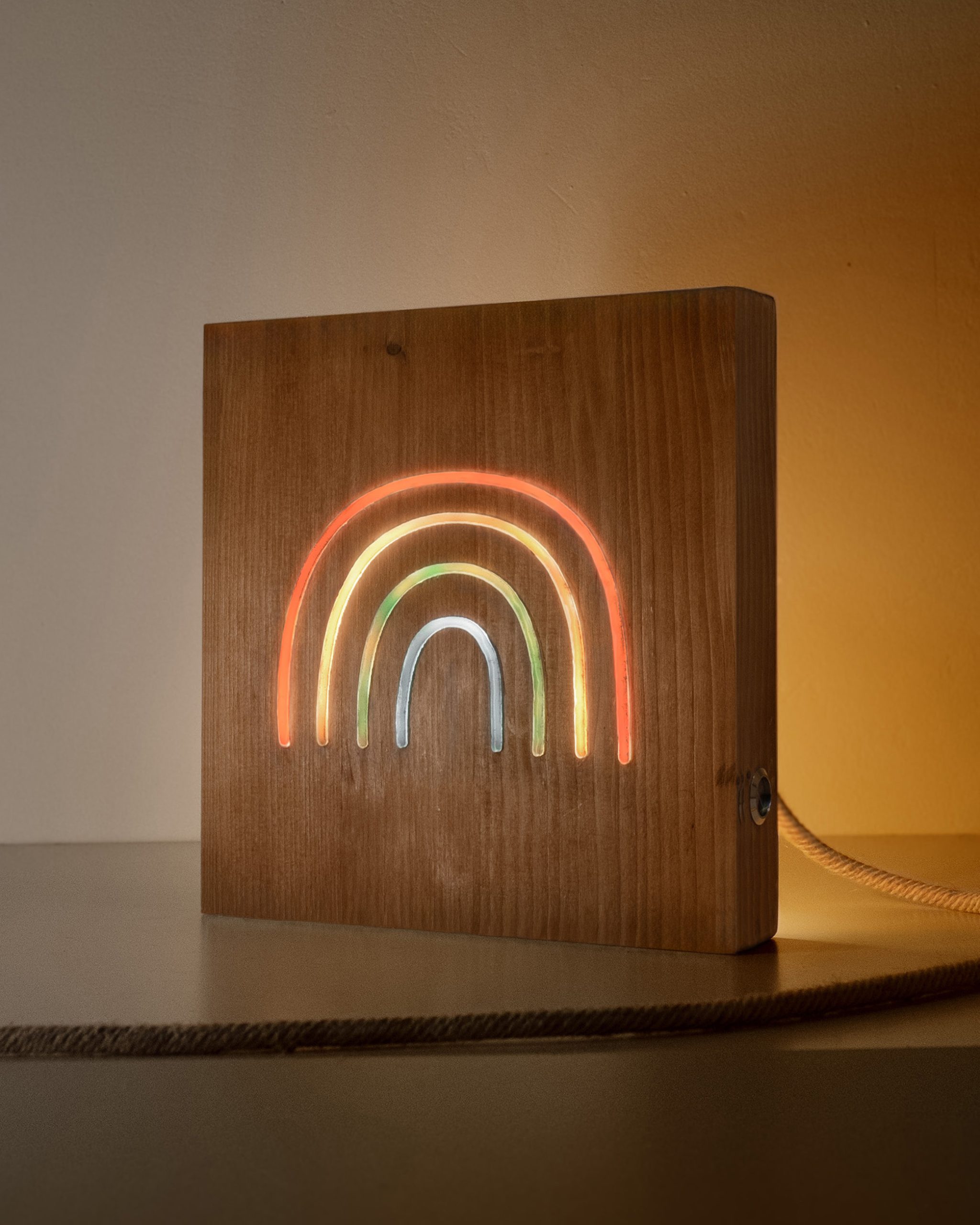 Néon sur bois en pin massif recyclé avec une illustration lumineuse arc-en-ciel