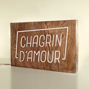 Néon sur bois en chêne massif recyclé avec lettrage lumineux