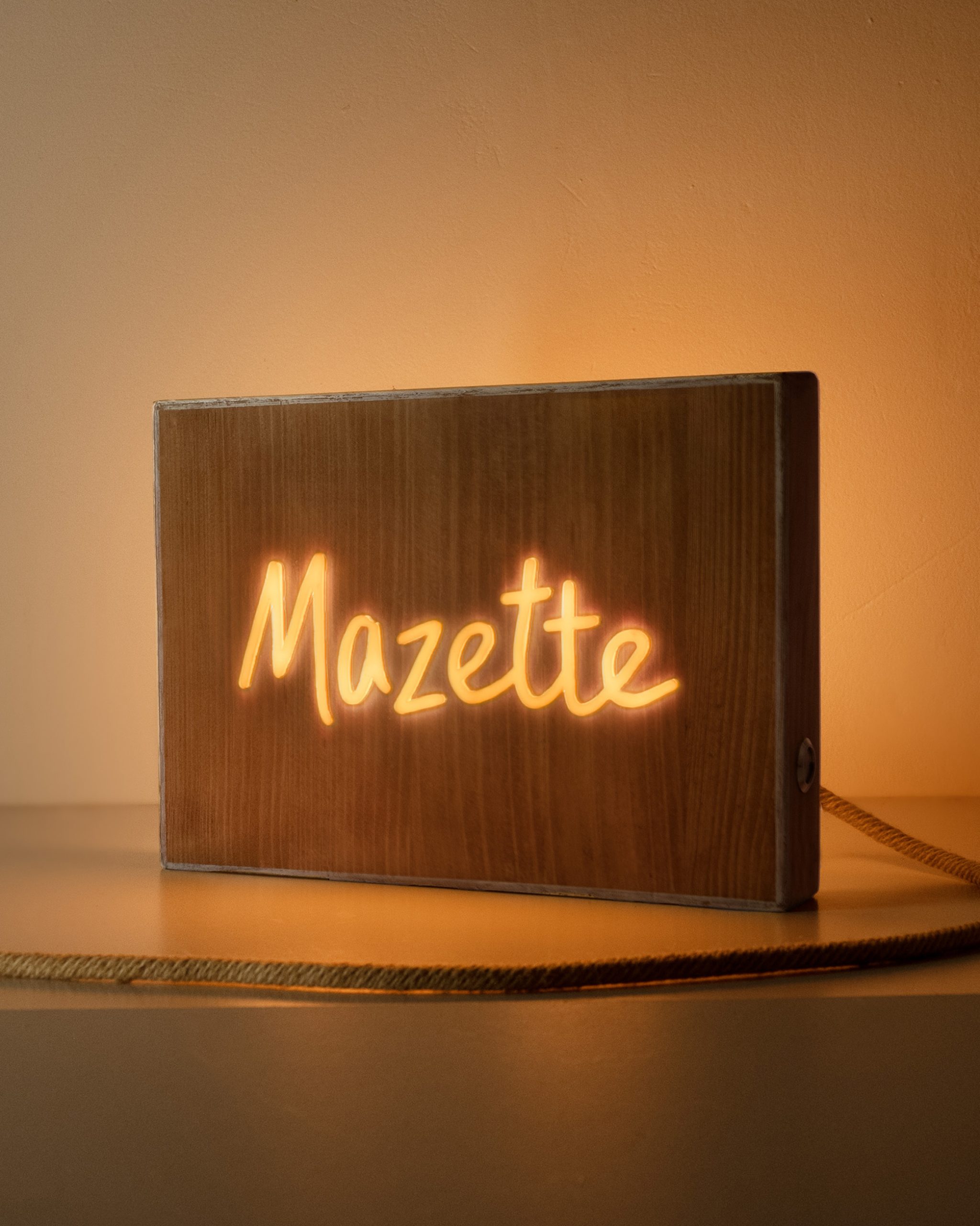 Néon sur bois en pin massif recyclé avec lettrage lumineux