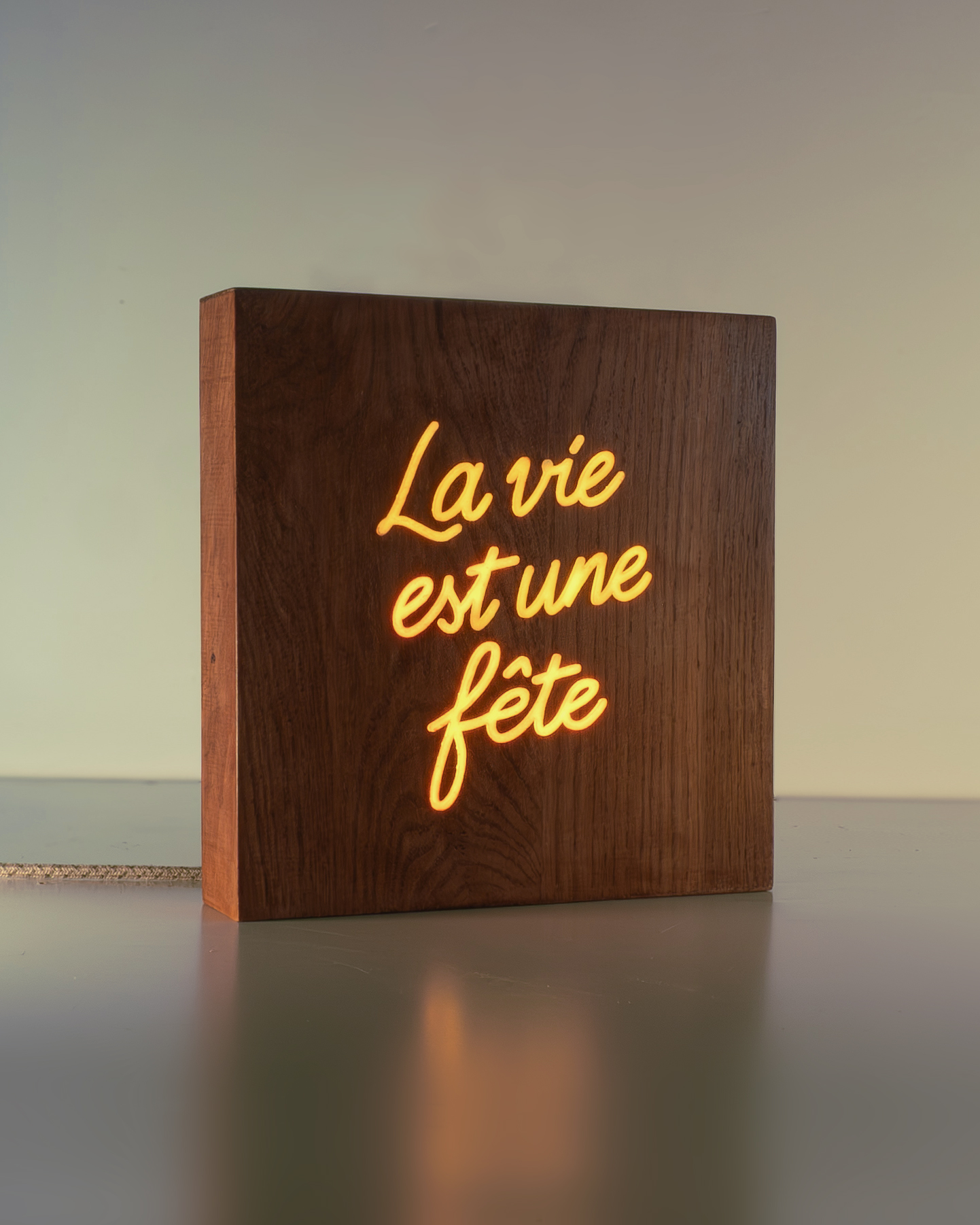 Commande personnalisée de néon sur bois en chêne massif recyclé avec lettrage lumineux