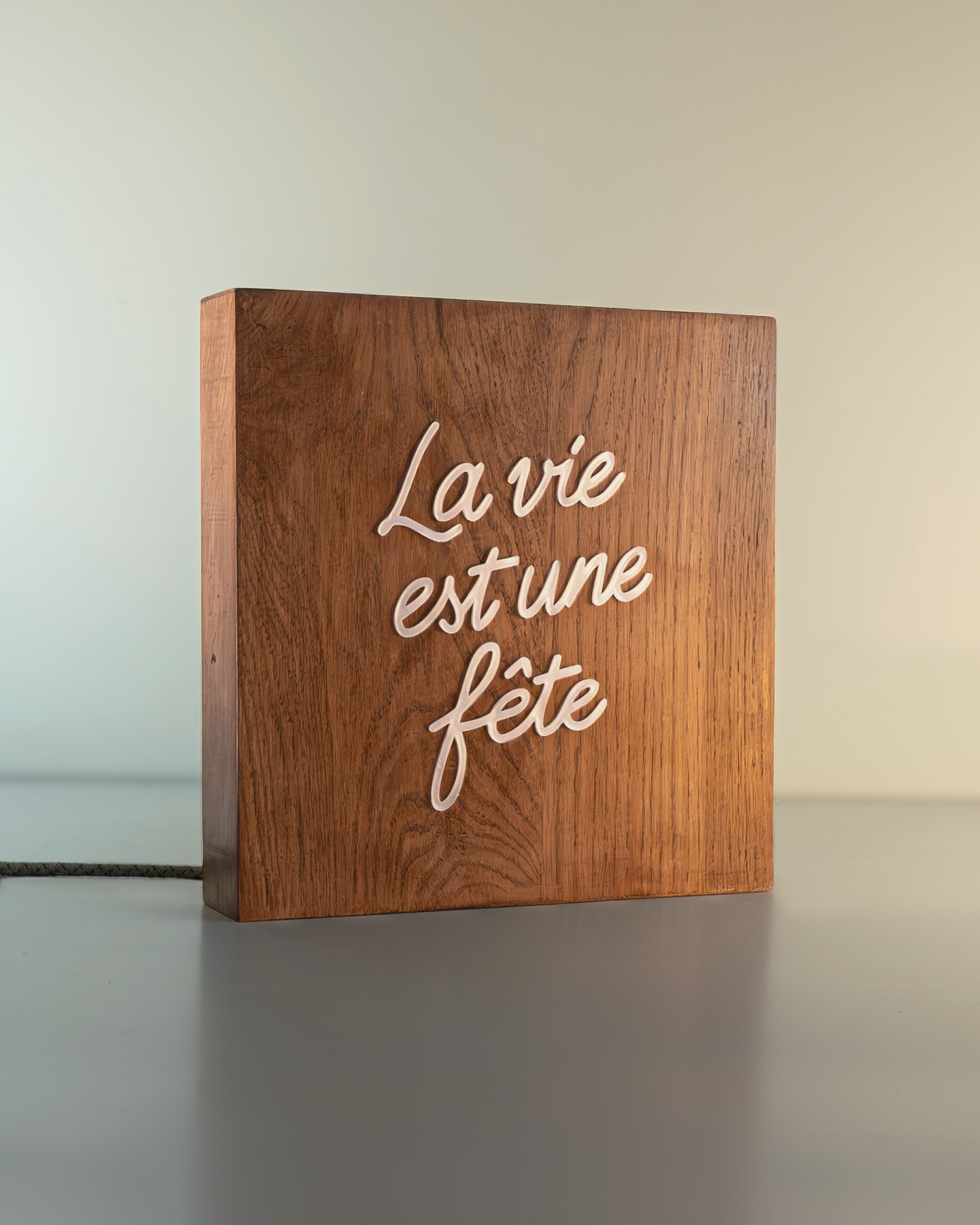 Commande personnalisée de néon sur bois en chêne massif recyclé avec lettrage lumineux