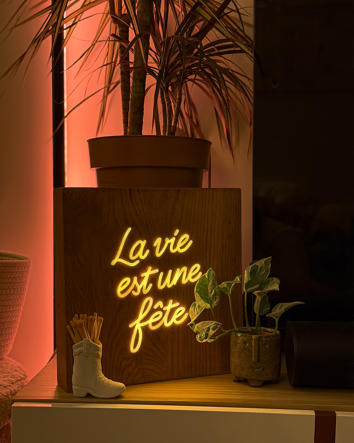 Commande personnalisée de néon sur bois en chêne massif recyclé avec lettrage lumineux