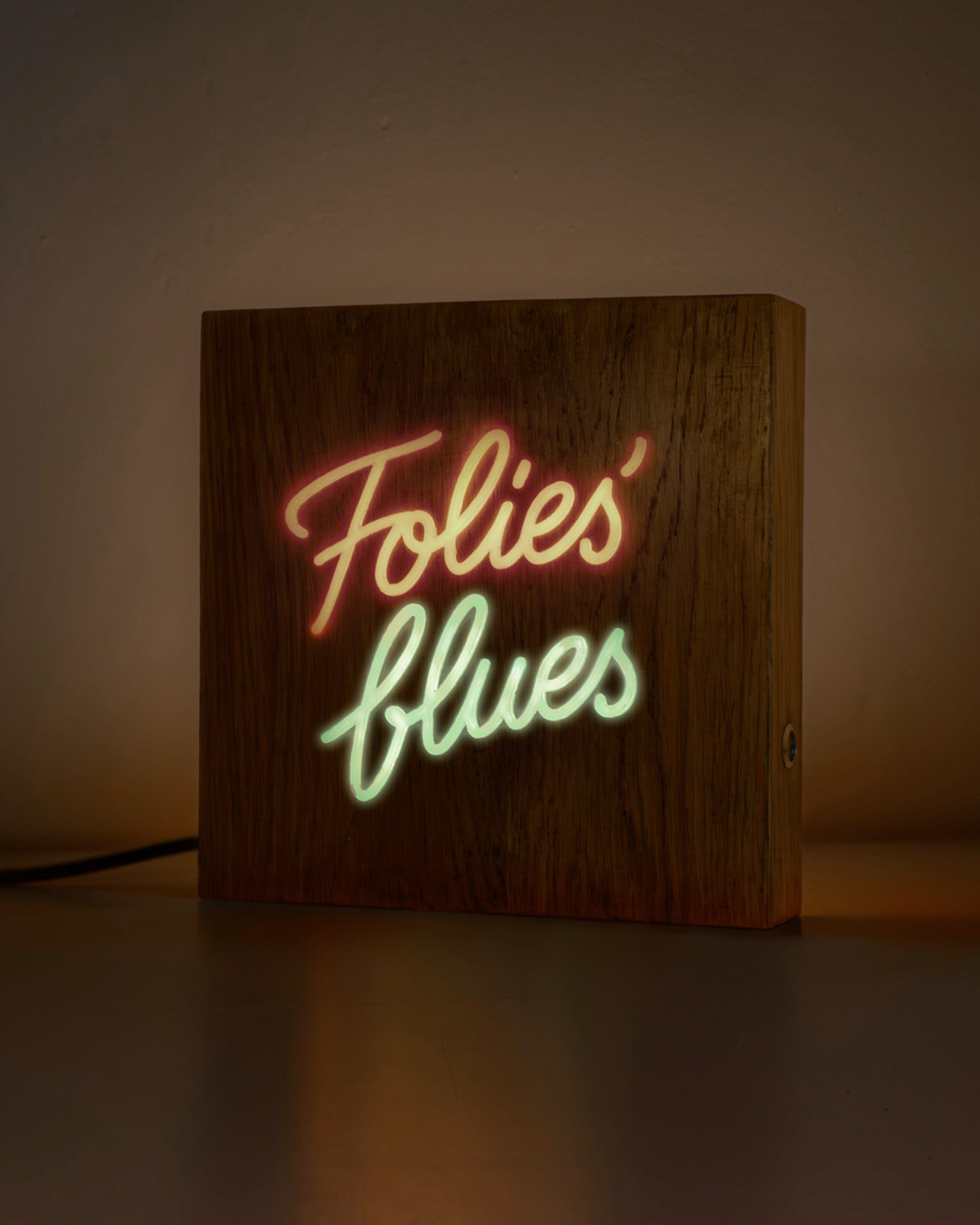 neon-bois-massif-recycle-allume-interieur-folies-blues-commande-personnalisee-hypsolite