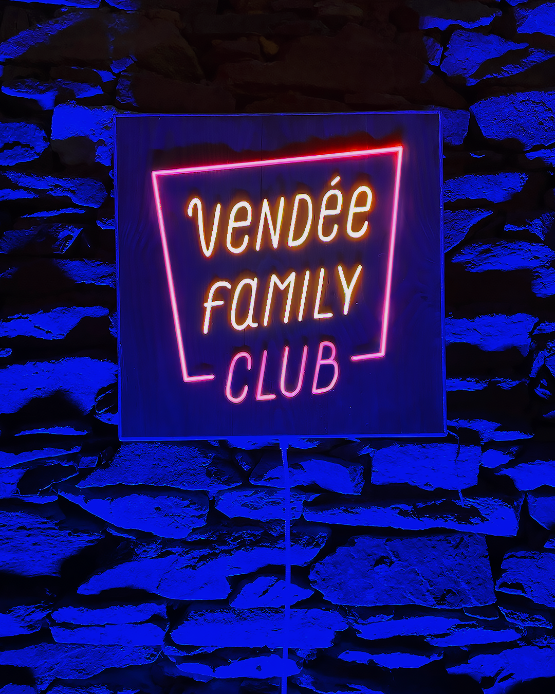 neon-bois-massif-recycle-allume-interieur-la-vie-est-une-fete-commande-personnalisee-hypsolite_06