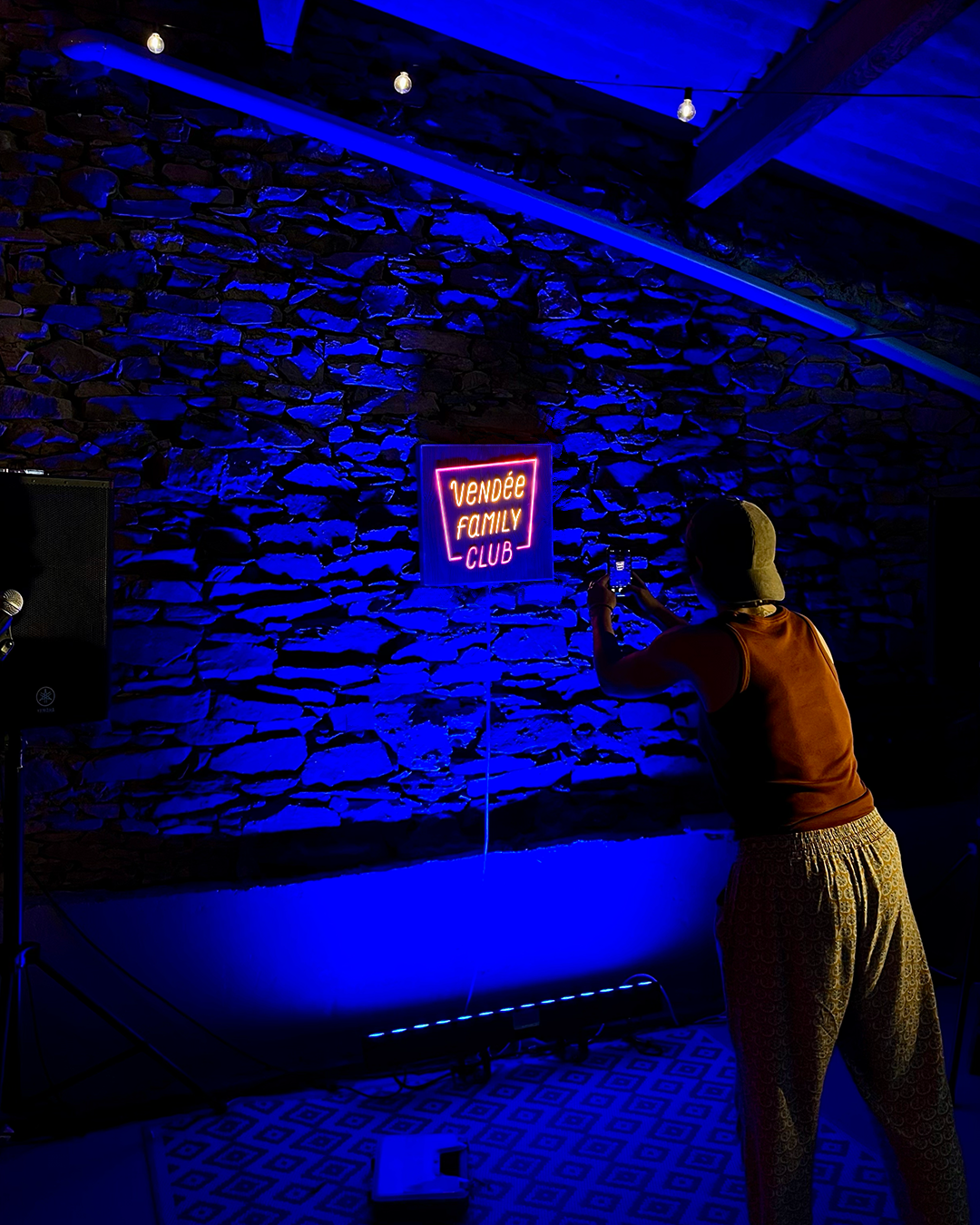neon-bois-massif-recycle-allume-interieur-la-vie-est-une-fete-commande-personnalisee-hypsolite_07